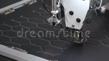 人造皮革上的自动机器刺绣图案。 机器人在裁剪生产线上工作。 机器人缝纫